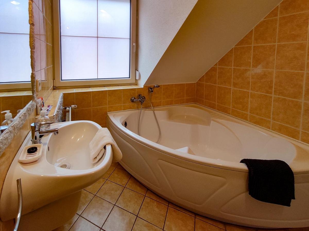 Afrodite Apartmanhaz Eger Bagian luar foto